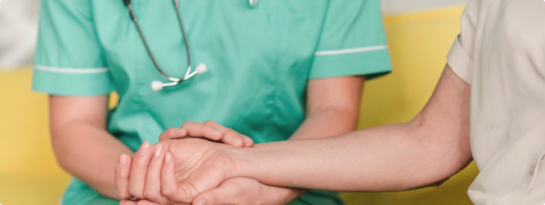 Enfermera tomando el puso a una persona