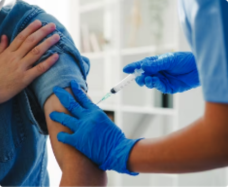 Enfermero dando una inyección